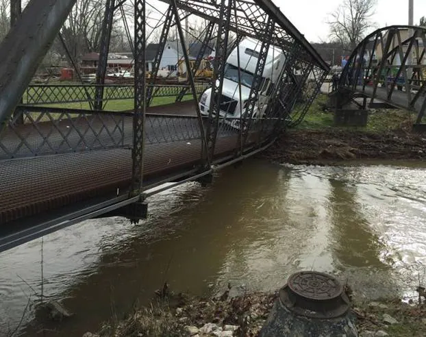 Una camionera destruye un puente histórico porque no sabe cuántos kilos son seis toneladas