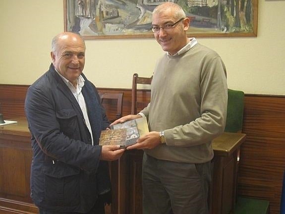 Pixán, durante la entrega de las obras al alcalde de Allande. 