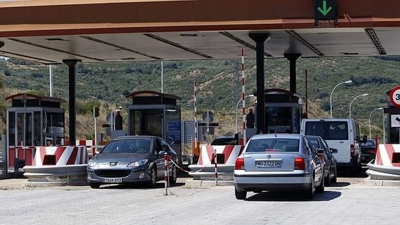 Vehículos esperan en las cabinas del peaje del Huerna.