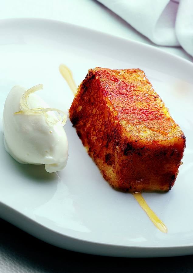 Torrija caramelizada «hecha a la antigua» con su crema helada