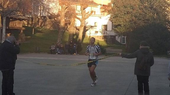 Borja Navia y Nerea Herís se imponen en la San Silvestre de Grandas de Salime