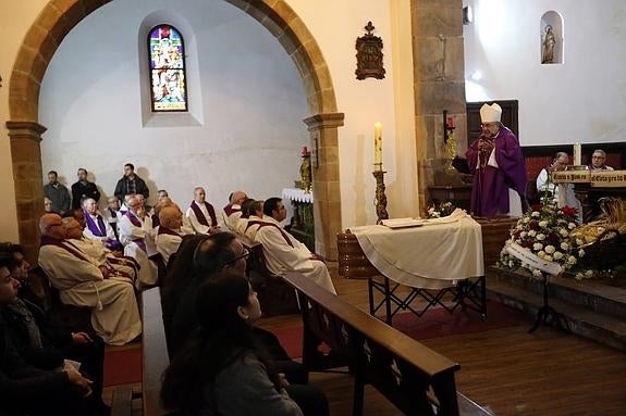 El arzobispo Jesús Sanz Montes ofició el funeral en Lieres. 