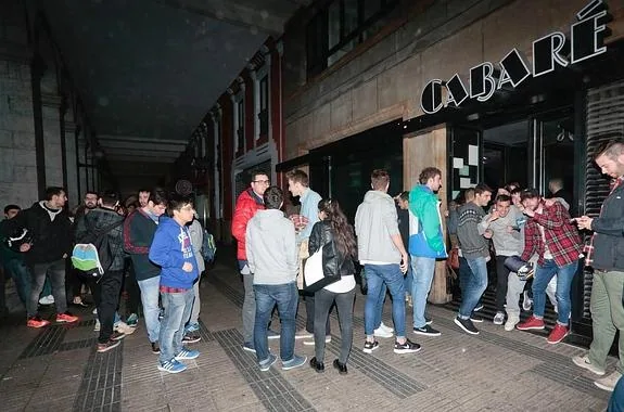 Decenas de jóvenes, a las puertas de uno de los locales del Grupo, para cambiar o devolver las entradas de la fiesta ibicenca. 