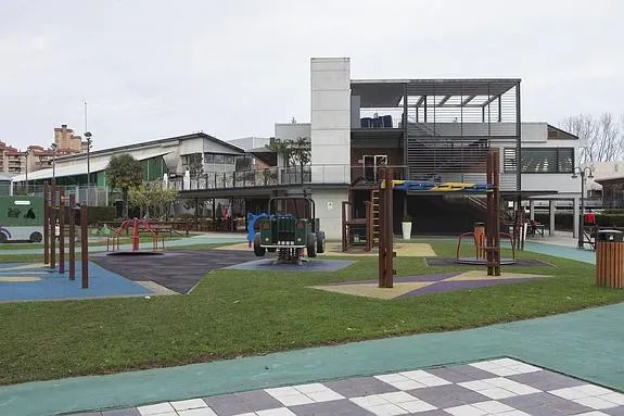 La ampliación de la terraza, la mejora de los accesos a la cafetería y el nuevo parque infantil, obras acometidas en este periodo. 