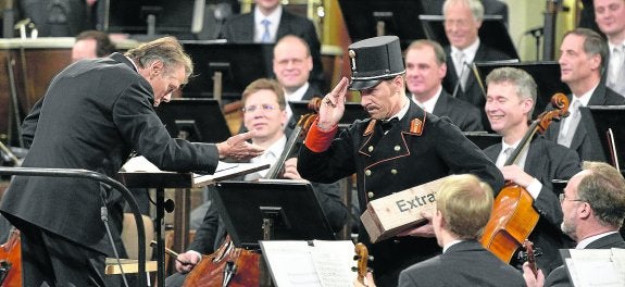 Mariss Jansons dirige el Concierto de Año Nuevo de la Orquesta Filarmónica de Viena de 2016. 
