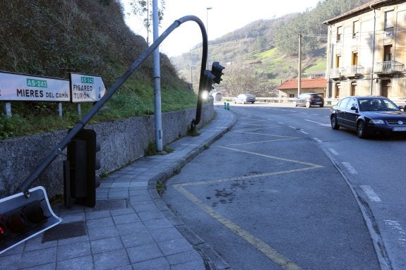 El semáforo continúa funcionando, pese a su derribo. :: J. M. PARDO