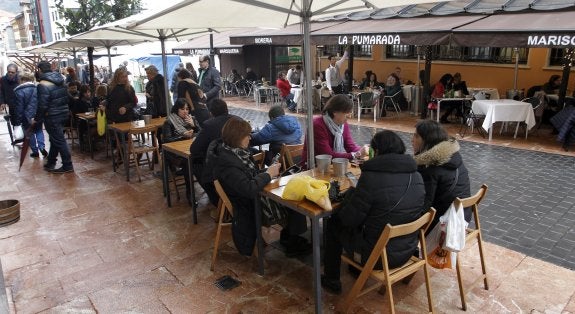 En la imagen se aprecia la distinta configuración de las terrazas de dos de las sidrerías más populares de la calle Gascona. 