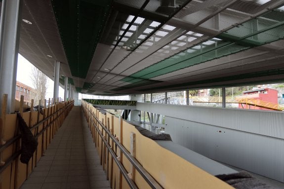 Pasarela peatonal dentro de la nueva estación del tren de Feve en Sama. 