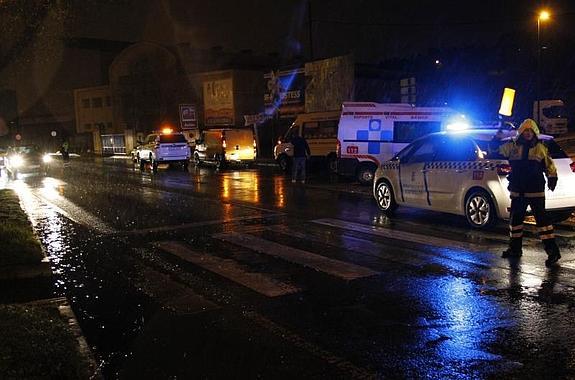 Agentes de la Policía Local regulan el tráfico instantes después del mortal accidente.