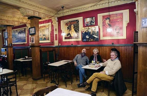 Un grupo de clientes en la tarde de ayer en el café Pinín de Llanes. 