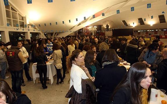 Una espicha de la fiesta de Les Comadres en la plaza cubierta de La Pola. 