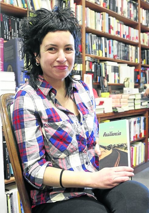 Ana Vega, en la librería Santa Teresa de Oviedo.
