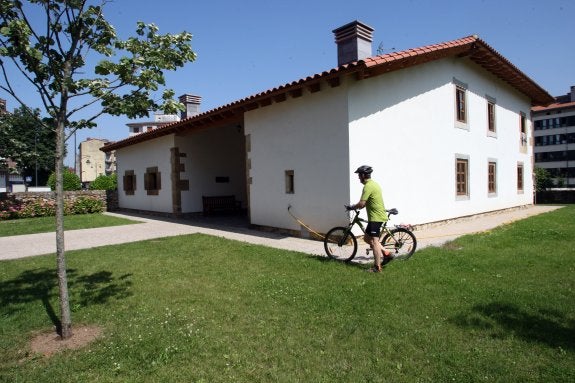 Un peregrino llegando el bicileta al albergue municipal del barrio poleso de La Soledad. 