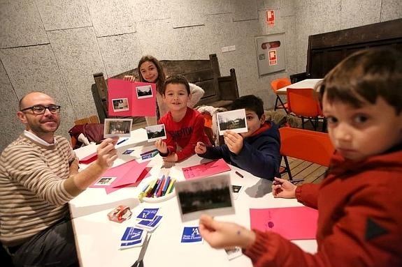 Luis Alberto Fernández y sus alumnos del taller muestran las fotos realizadas con una cámara Polaroid. 