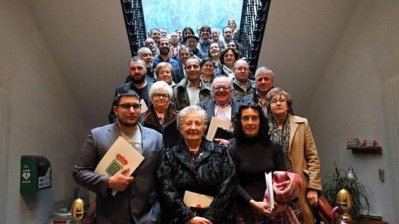 Los alcaldes de barrio, ayer, tras la toma de posesión del cargo.