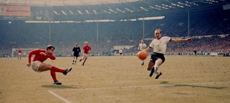 Geoff Hurst, en el momento de disparar ese balón que se convertiría en el gol fantasma más famoso de la historia.