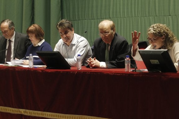 Emilio Losa, segundo por la derecha, junto a Alfonso Román López en la asamblea celebrada el pasado viernes. 