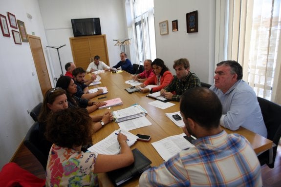 Una reunión de la Junta Municipal de Portavoces del Ayuntamiento de Siero. 