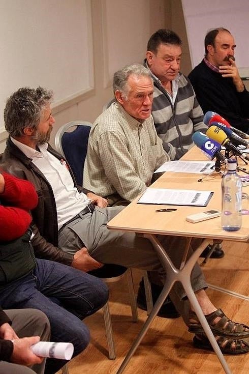 Anselmo García, en el centro, con varios compañeros de Asturias Ganadera, ayer, durante su comparecencia. 