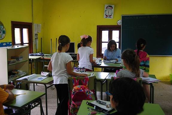 Imagen de archivo de los alumnos de Villanueva de Pría durante una clase en el pasado curso. 