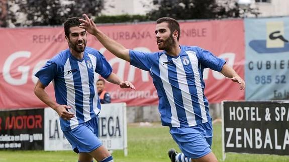 Nacho Méndez y Marcos Torres celebran el gol del gallego al Mosconia en el Suárez Puerta.