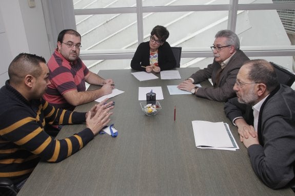 Los representantes vecinales, con la responsable de Planificación Sanitaria, ayer en Oviedo. 