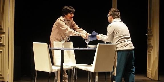 Concha Velasco y Hugo Aritmendiz, en el Palacio Valdes de Avilés. 