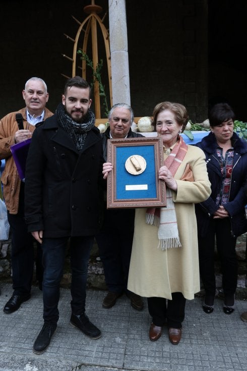 Obdulia Fernández, recogiendo uno de sus dos premios. 