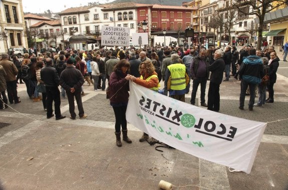 La plaza Camila Beceña de Cangas de Onís fue el lugar donde se celebró la concentración contra los incendios. 