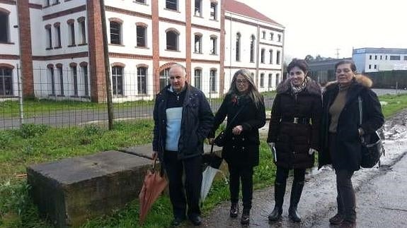 Emma Ramos y Carmen Pérez García de La Mata en Pravia con ediles del partido en el concejo