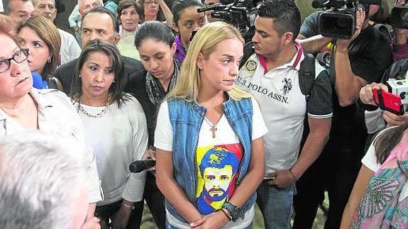 Lilian Tintori, esposa del dirigente político que se encuentra preso Leopoldo Lopez, en una manifestación pacífica en la entrada al edificio donde se encuentran las oficinas del Defensor del Pueblo de Venezuela.