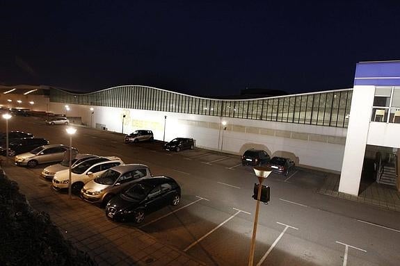 Calle de acceso a Esnova-Ideas en Metal, en Tremañes. 