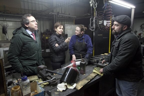 La alcaldesa conversa con algunos de los empleados de Gijón Fabril en la factoría. 