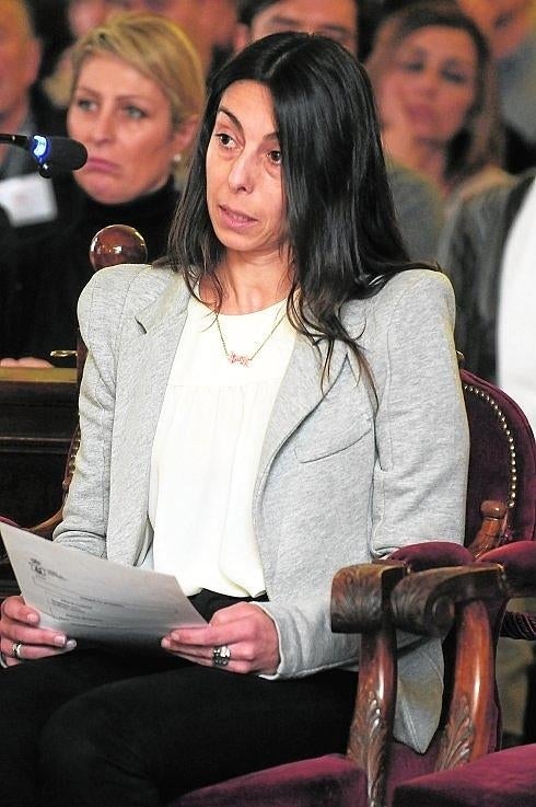 Raquel Gago sostuvo varios folios con sus apuntes. 