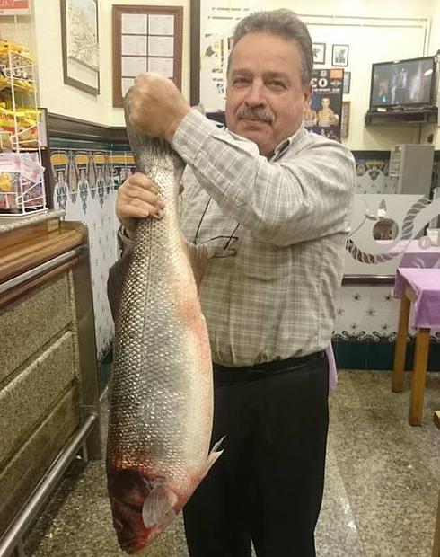 12,8 kilos de lubina en las manos