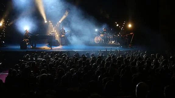 Pablo López, a la izquierda ante su piano, llenó ayer el Teatro de la Laboral.