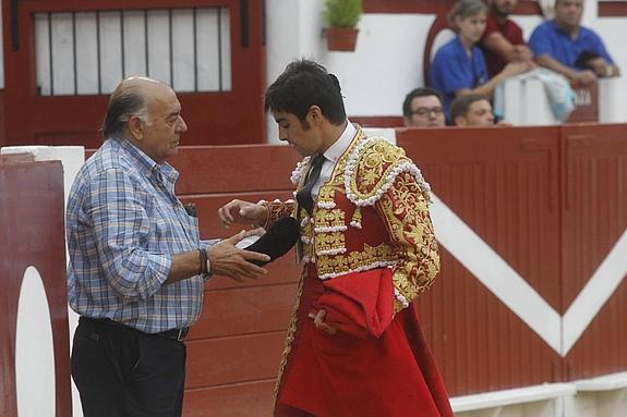 Miguel Ángel Perera dedica un toro al empresario taurino Carlos Zúñiga. 