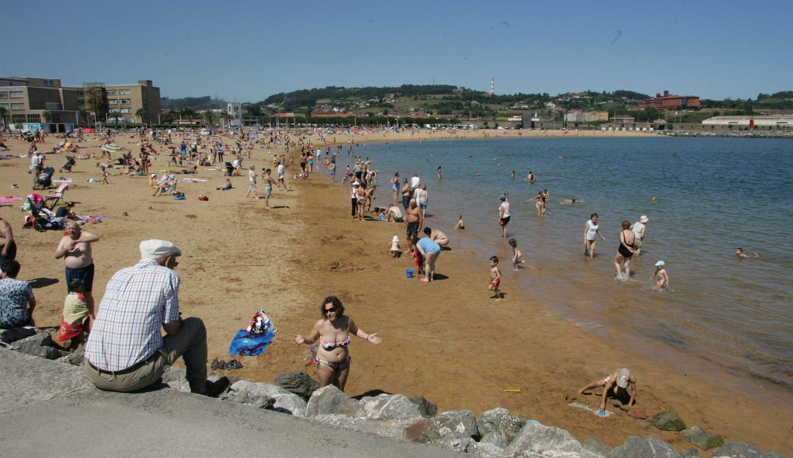 Bañistas en la playa del Arbeyal.