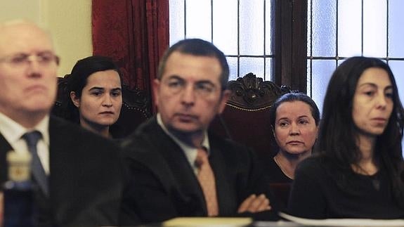 Triana Martínez, Montserrat González y Raquel Gago, en una de las sesiones del juicio.