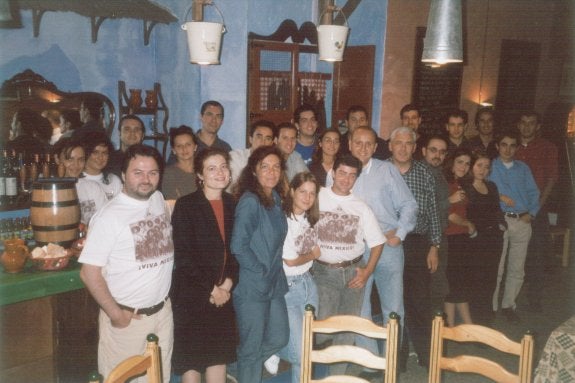 El equipo de la Ser, reunido en el año 2000. :: E. C.