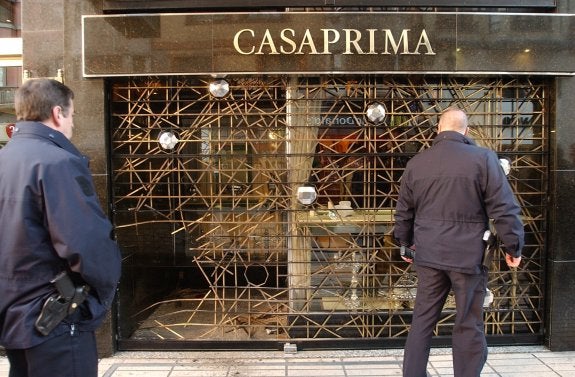 Los ladrones estrellaron el coche contra la joyería Casaprima el 23 de enero de 2005. 