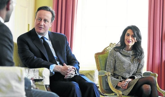 Amal Clooney, durante su encuentro con David Cameron. 