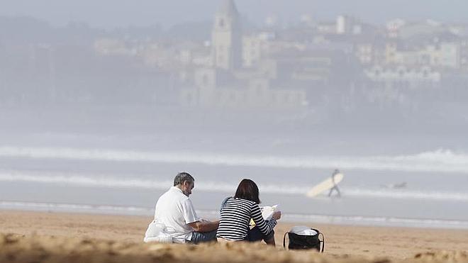 Ambiente primaveral en la playa de San Lorenzo de Gijón. 