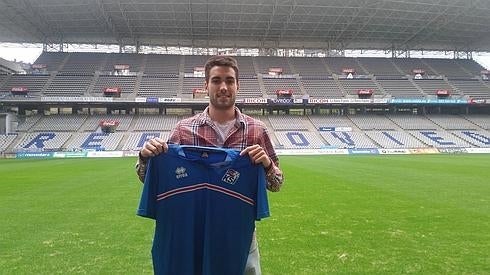 Diegui Johannesson, ayer, en el Carlos Tartiere, con la camiseta de la selección islandesa.