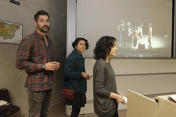 Roberto Díaz, Carmen Rodríguez y Esther Bello, ayer antes de las charlas. 