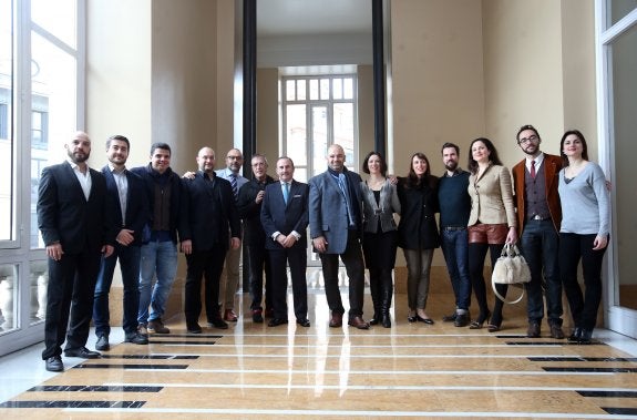 De izquierda a derecha, Manel Esteve, Carlos Daza, Francisco Corujo, Damiano Salerno, Marzio Conti, Emilio Sagi, Pablo Junceda (del SabadellHerrero, patrocinador), Giorgio Berrugi, Erika Grimaldi, Carmen Romeu, Andrea Mastroni, Sandra Pastrana, David Cervera y Vanessa Navarro, ayer, en el Salón de Té del Teatro Campoamor. 