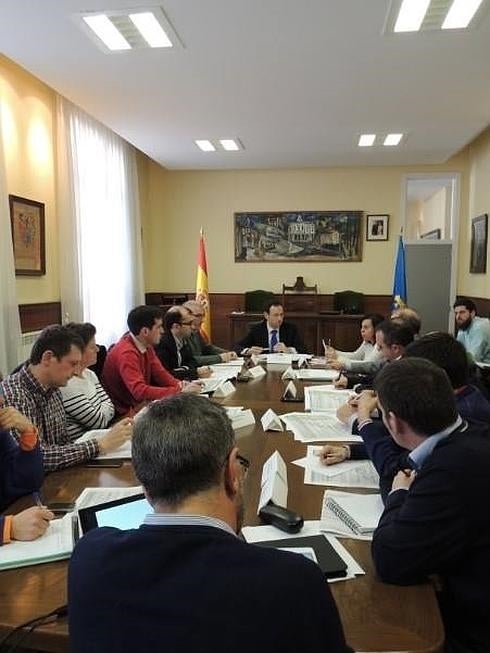 Por la izquierda, los alcaldes de Tineo, Ibias, Degaña, Cangas y Allande, y los consejeros de Presidencia y Desarrollo Rural. 