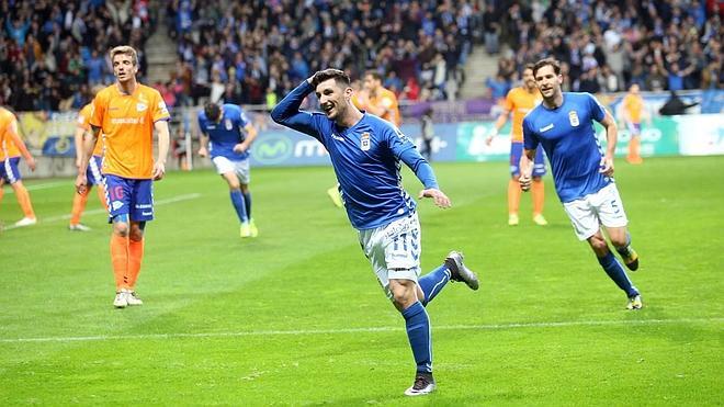 Los jugadores del conjunto azul celebran  su valioso tanto en el primer tiempo. 