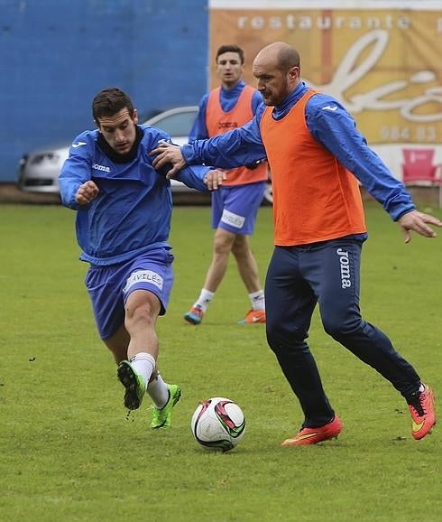 Juanma, a la derecha, con Josín en el entrenamiento del sábado pasado.