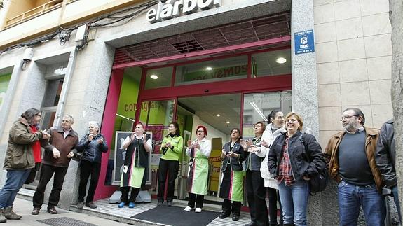 Trabajadores protestan en una de las tiendas de Gijón. 